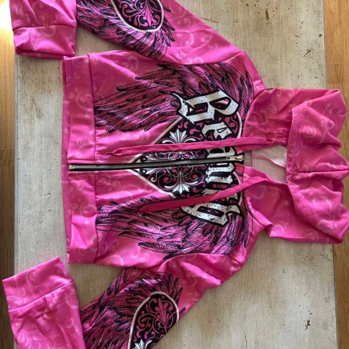 Rosa croppad hoodie med vingar och tryck - 1