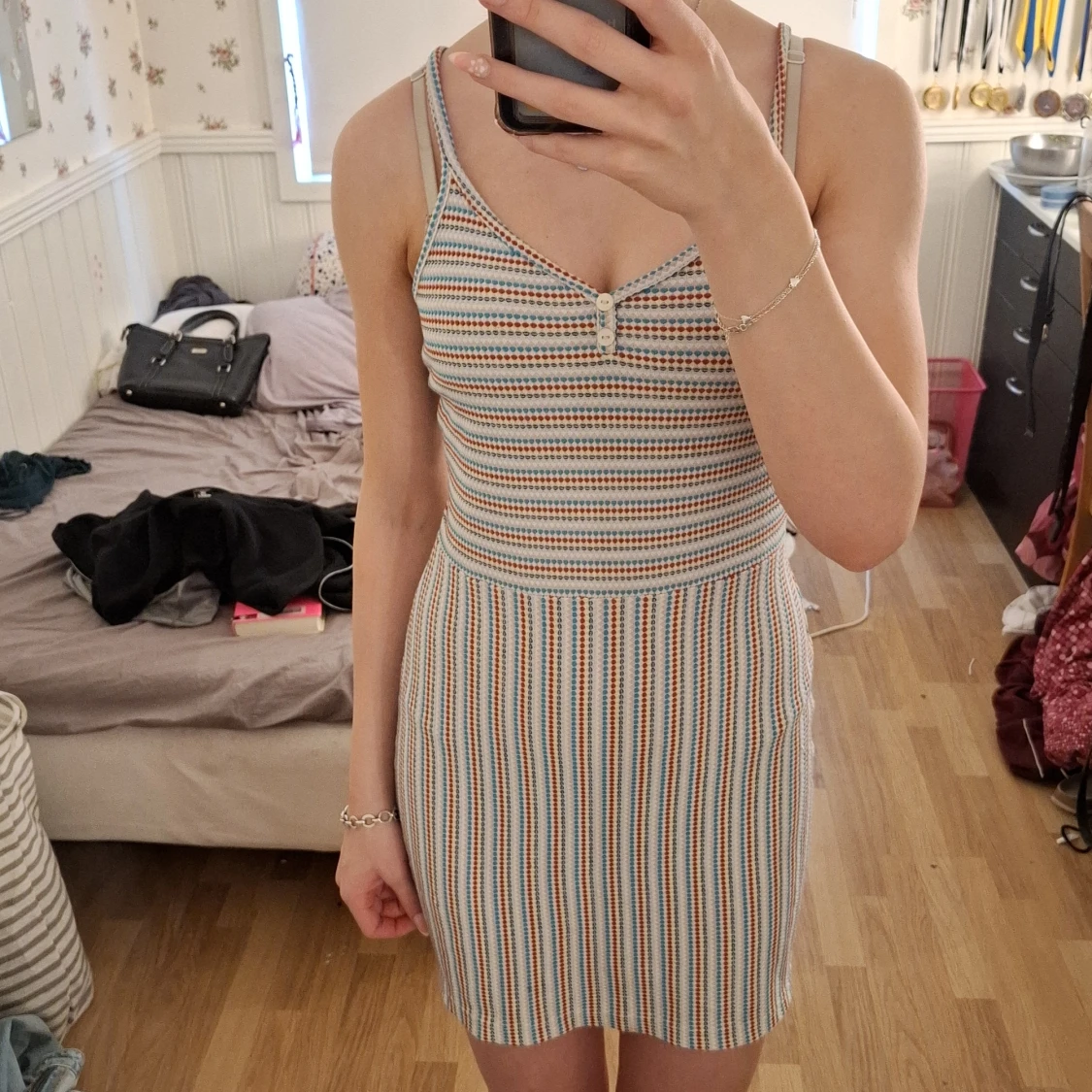 Randig ribbad klänning med knappar