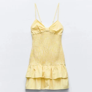 Populär gul-rutig Zaraklänning ✨💛 - Säljer denna helt oanvända klänningen. Den är slutsåld på Zara. Storleken är M men den är väldigt liten i storleken, passar mig som brukar ha S. 