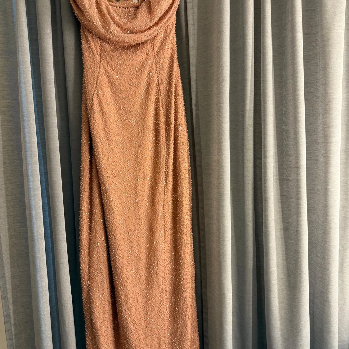 Champagnefärgad/lax färgad paljettklänning med draperad överdel - 1