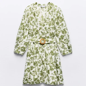 Grönvit blommig klänning med bälte från Zara - . Perfekt för vår och sommar! Stor i storleken, skulle säga att den passar en s-m🥰