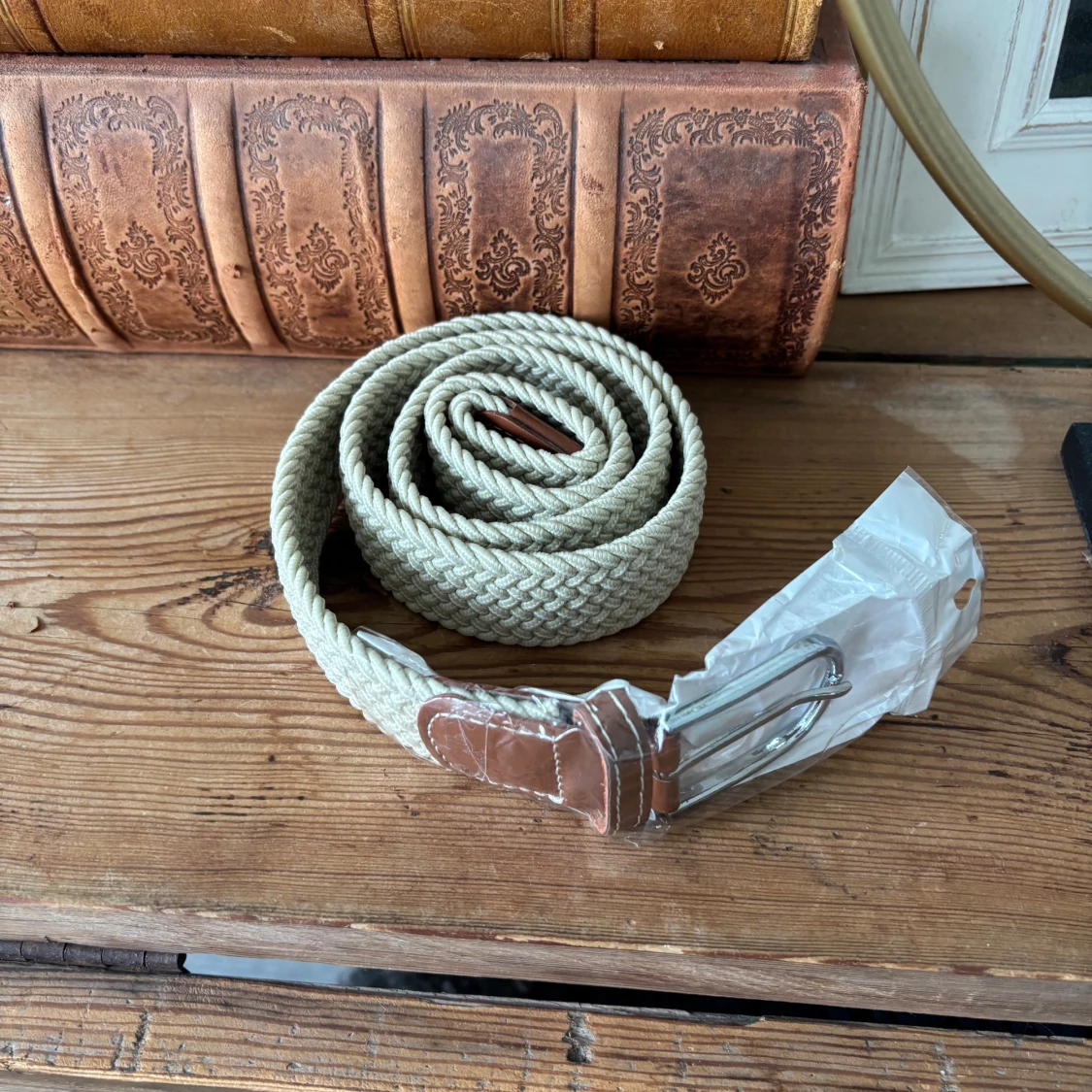 Beige flätat bälte med bruna skinn-detaljer - 1