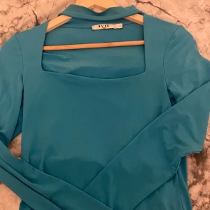  långärmad topp från NA-KD - Skit snygg topp som inte kommer till användning. Storlek S med hade sagt att de passar en M också.