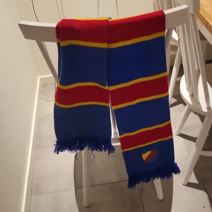 Blå, röd och gul halsduk med DIF-märke - Säljer en halsduk i blått, rött och gult med broderat DIF-märke. Priset är diskuterbart 