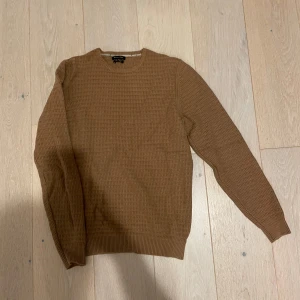 stickad tröja från Massimo Dutti - Säljer denna sköna och snygga tröja som är köpt från Massimo Dutti. den är i fint skick och inte mycket använd. Bara att skriva vid funderingar😀💯
