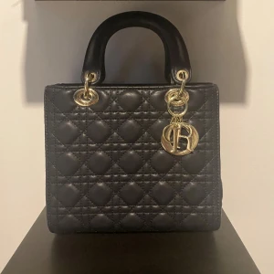 Svart quilt väska  - Svart quilt väska med guld detalj 