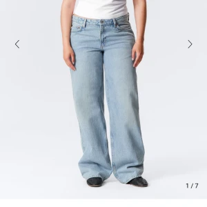 Ljusblå jeans från Weekday - OBS: första bilden är bara modellen (Ample) men färgen ser ni på andra och tredje bilden! Orange fläck på benet men inget man ser när man har på sig dem!                                                                Säljer ett par ljusblå jeans med breda ben och klassisk femficksdesign. Jeansen har låg midja och raka, vida ben för en avslappnad look. Perfekta till sneakers eller boots. 