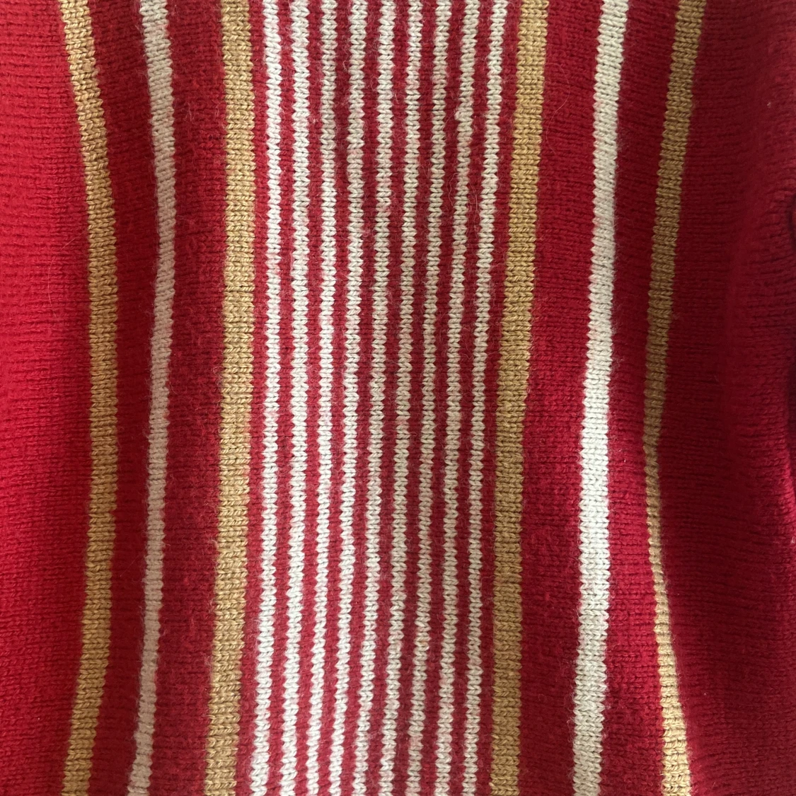 Röd stickad tröja med ränder - 3