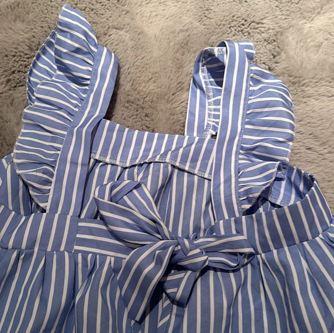 Blå- och vitrandig linne med volangdetaljer - 1