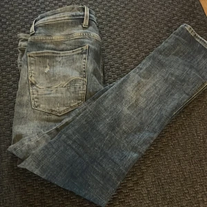 Slim fit jeans från jack and Jones - Tjena säljer ett par feta jeans från Jack and jones med slitningar.Jeansen är 29/30 men de sitter som en 28/29 så så om du har långa och breda ben kommer de sitta hyfsat tight.