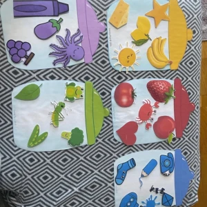 Barnbok med färgmatchningsaktiviteter 5 stycken  - En pedagogisk barnbok med färgmatchningsaktiviteter där barnen kan para ihop bilder efter färg. Innehåller illustrationer av blå, gröna, gula och röda föremål som telefon, drake, gräshoppa, jordgubbe och banan. Perfekt för att lära sig färger och ord på ett lekfullt sätt.