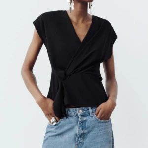 Svart topp  - Snygg svart omlottopp med knyt i sidan från zara. Enkel men stilren design som passar till många tillfällen.💕 Välj INTE instabox!