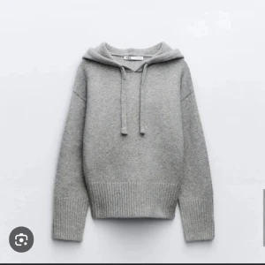 Stickad hoodie från Zara - Mysig grå stickad hoodie från Zara med huva. Nästan helt oanvänd!!💕 
