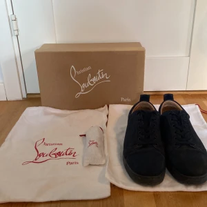 Loubs skor  - Ett par blåa loubs i väldigt bra skick. Perfekta till sommaren.  Inte använda många gånger. Priset kan diskuteras 🤝