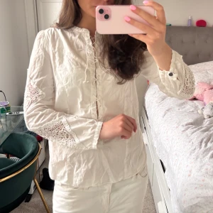 Blus!  - Snygg blus från odd molly! Fläckar i bak men inget man kommer tänka på