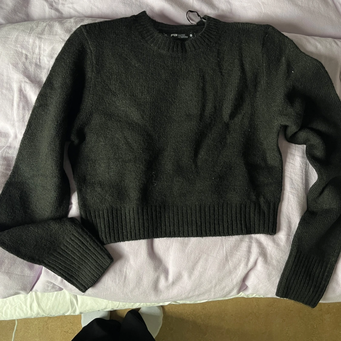 Svart croppad stickad tröja