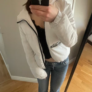 Vit puffjacka från Divided HM storlek XS - Säljer denna vita jacka från Devided HM då den blivit lite för liten för mig🤍klassisk vinterjacka, varm och bekväm. Okej skick, använd ett antal gånger! (Notera att det finns några små omärkbara rostfläckar på insidan av jackan, syns inte utåt!)