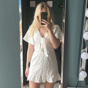 Vit klänning med rosett - En fin vid klänning från Lulus som tyvärr inte kommer användas💞Aldrig använd