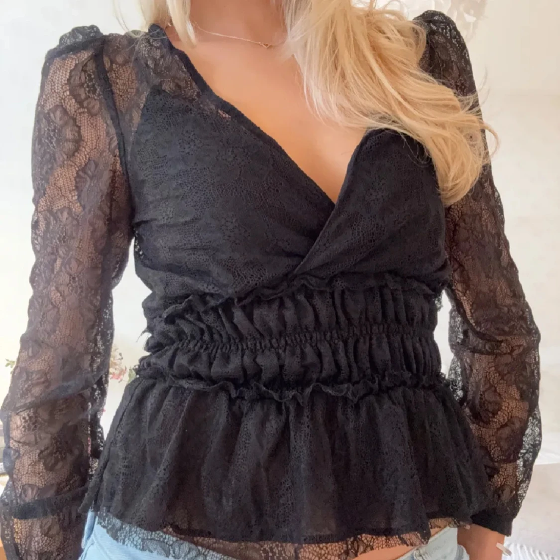 Svart spetsblus med volang - 4