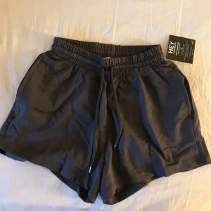 Oanvända mjuka shorts - Endast provade, storlek xs men skulle säga att de är ganska pösiga och jag upplever den som stor i storleken. Ge gärna prisförslag!