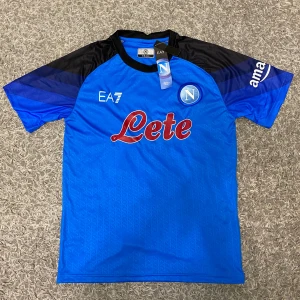 Napoli fotbollströja  - Napoli fotbollströja ⚽️ Storlek: S Skick: 10/10👍 Aldrig använd♻️  Material: polyester📊  Kontakta oss gärna vid behov av mer bilder eller om ni har funderingar🤩