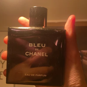 Bleu de Chanel Eau de Parfum 100 ml - Säljer då min Blue de Chanel EAU DE PARFUM nu den inte använts längre, köpte nya andra parfymer denna Chanel har används lite men kan gå ner i pris fick denna som present år 2023-24
