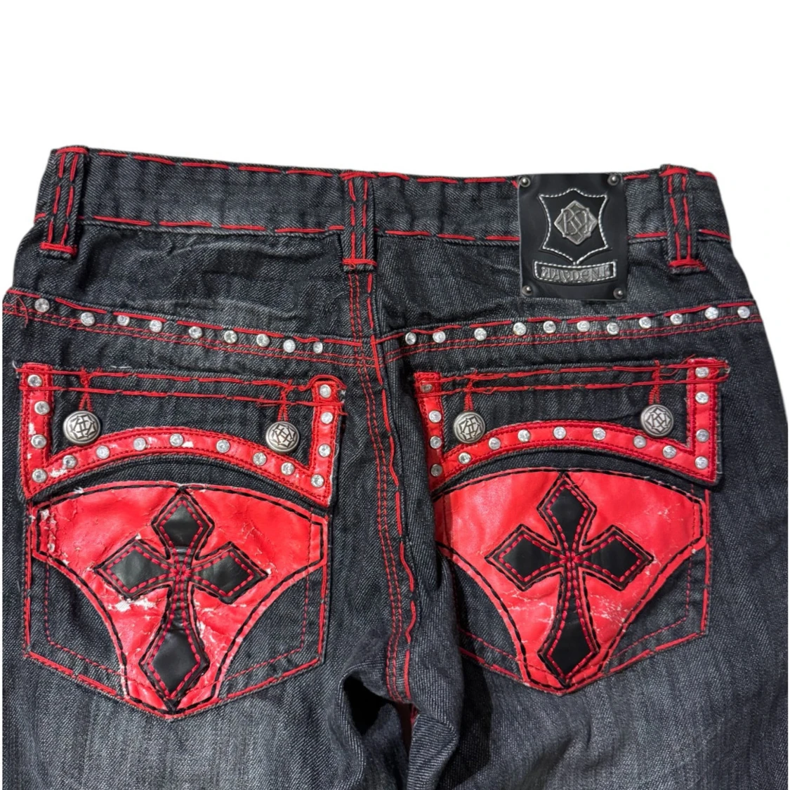 Svarta jeansbyxor med röda detaljer från Kayden.k - 2