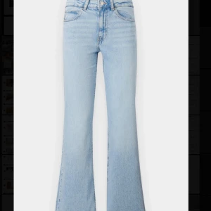 Ljusblå bootcut jeans  - Säljer ett par ljusblå bootcut jeans från Gina tricot. Perfekta jeans till våren i gott skick! Skriv vid frågor eller prisförslag❣️