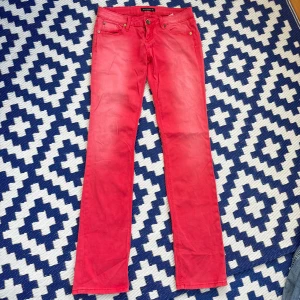 Färgglada jeans  - Super snygga bootcut jeans att ha nu till sommaren passar 34/36