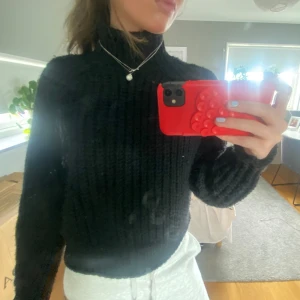 Polotröja  - Svart polotröja från h&m endast använd fåtal gånger💕💕storlek M
