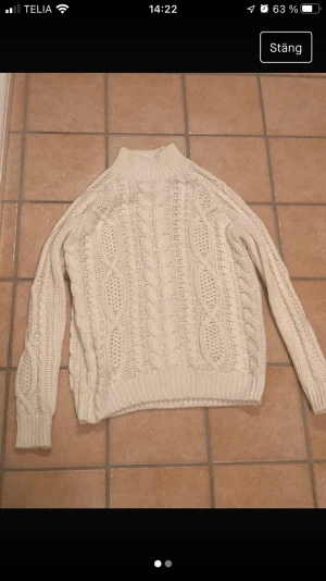 Vit kabelstickad tröka - Vit kabelstickad  tröja i bra skick. Köpt second hand på plick och använd. Skickar med spårbarfrakt hem eller till postombud. KONTAKTA INNAN KÖP. Strl M men funkar som s/xs. 