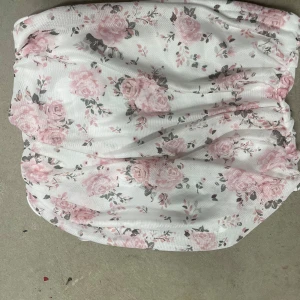 Vit blommig topp från SHEIN - Supersöt vit topp från SHEIN med rosa blommigt mönster. Toppen har en lätt och luftig känsla, perfekt för varmare dagar. Materialet är tunt och mjukt, och den har en romantisk vibe med sitt blommiga tryck.