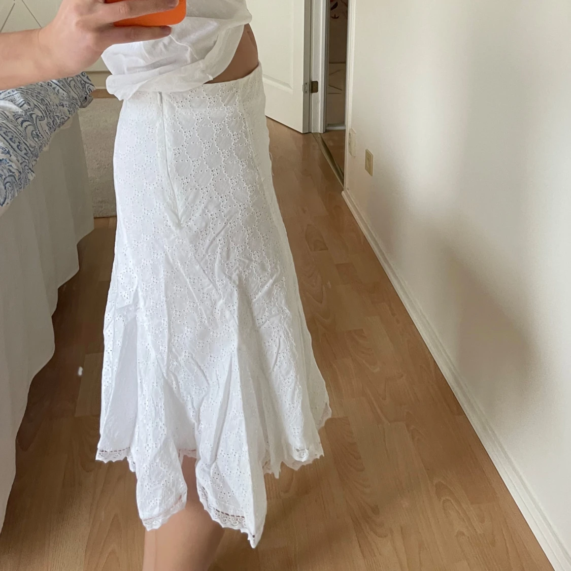 Vit långkjol med broderade detaljer - 1