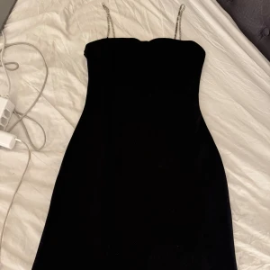 Svart klänning  - Svart klänning ifrån H&M i strl XS, använd 1 gång. 