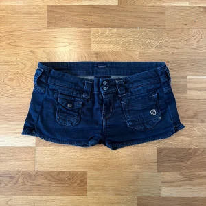 Mörkblå jeansshorts från G-Star - Snygga mörkblå mini jeansshorts från G-Star med låg midja och coola fickor fram och bak. 💕