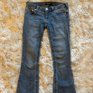Blå bootcut jeans från True Religion - Säljer ett par klassiska blå jeans från True Religion med bootcut-passform. Jeansen har vanliga fickor där bak. Säljer dessa eftersom de var för små för mig, använda 2 gånger av en vän. 