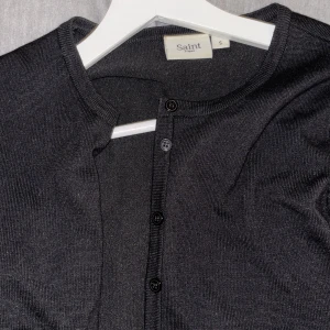 Svart kofta  - svart kofta från Saint. Storlek s och är aldrig använd.