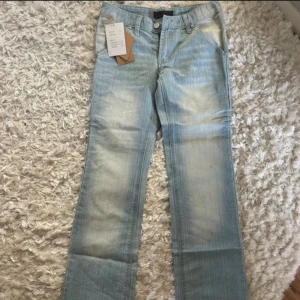 Ljusblå jeansbyxor från Replay - Säljer ett par snygga ljus blåa jeans då dom inte passade mig i midjan! Inget fel på dom och oanvända! 