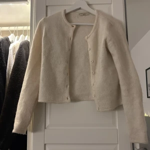 Vit kofta från Gina Tricot -  vit stickad kofta från Gina Tricot i storlek xs. använd två gånger! 