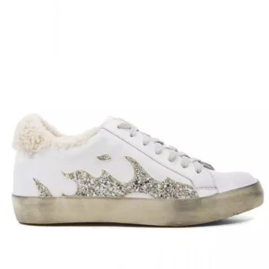 Vita sneakers med glitterdetaljer från Bibi Lou - Snygga vita sneakers från Bibi Lou med glittriga silverflammor på sidorna och mysig fuskpäls runt öppningen. Skorna har vita snören och en platt sula. Perfekta för dig som vill sticka ut med lite extra bling i vardagen. Dem är använda en gång då de var fel storlek. Perfekt skick.