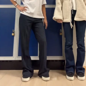 Lågmidjade kostymbyxa - Säljer dessa lågmidjade randiga kostymbyxor!! Helt ny med prislapp på