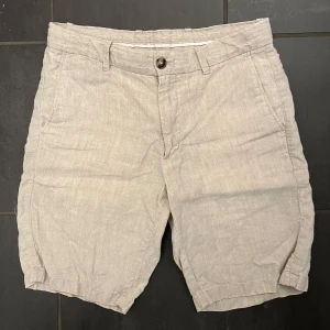 Linne shorts - MANGO - Snygga beige linne shorts från Mango | skick: mycket bra | storlek: 38, S | Nypris: 599 :- | Mitt pris: 179 :- | Perfekta inför sommaren! | Funderingar? Skriv! ( Längd 49cm, 38 cm bred i midja)