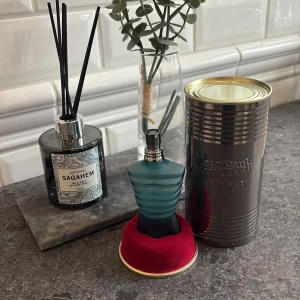 Le Male Eau de Toilette från Jean Paul Gaultier -  | Jean Paul Gaultier Le Male till säljes | inte använd nästintill full som man ser på bild 2 | för ett rimligt pris som går att diskutera | Hör av dig vid minsta fråga! |