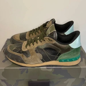 Valentino rockrunners - Säljer valentino Rockrunners i bra skick i storlek 41, säljs för 1500. Man får med kartong och extra snören. Hör av dig vid minsta fundering!