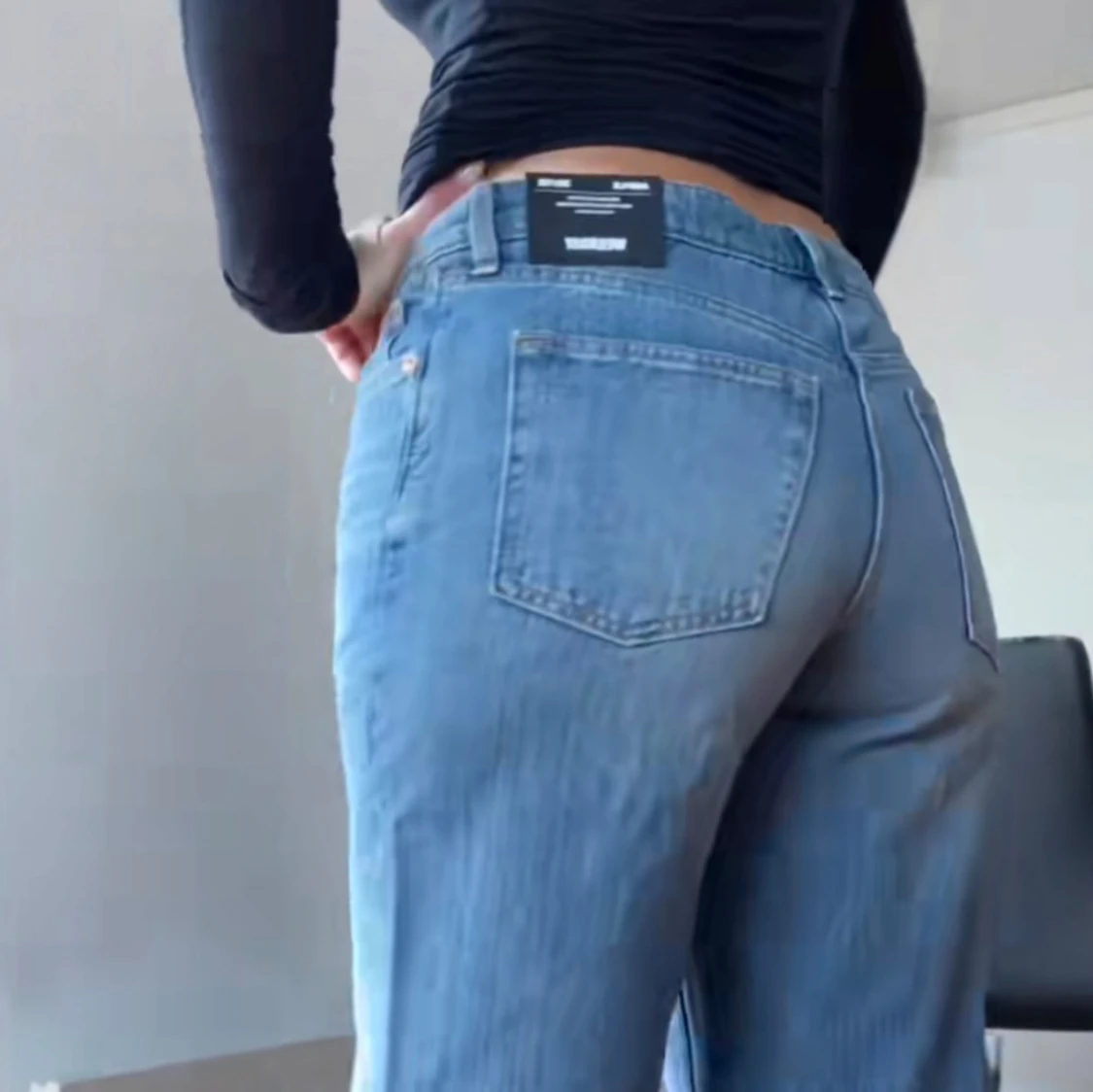 Blåa ample jeans från Weekday  - 1