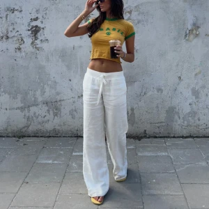 Vita Alobha linnebyxor i m - Säljer dessa vita linnebyxor ”everyday linen pants” från Alobha! Aldrig använda med prislappen kvar i strlk M! 💕slutsålda på hemsidan