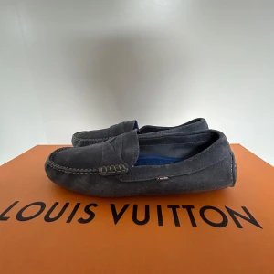 Loafers - Säljer ett par stilrena mörkgrå loafers i mocka från Tommy Hilfiger. En tidlös accessoar för den modemedvetna. Perfekta både för en dressad och avslappnad look. Priset är inte hugget i sten så skicka prisförslag✅ Skriv vid frågor eller funderingar i DM🍾