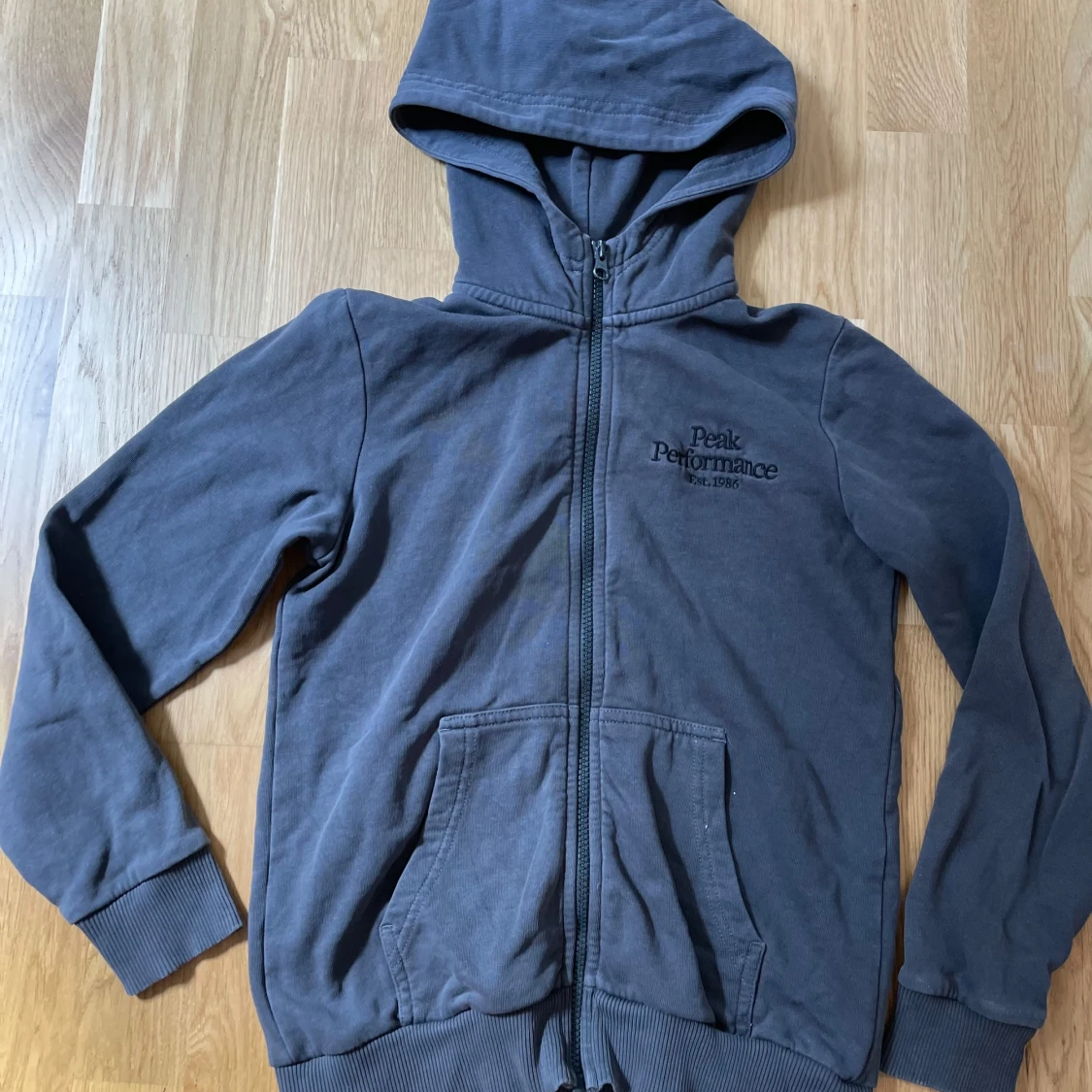 Mörkgrå hoodie från Peak Performance