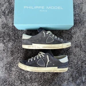 Philippe Model sneakers i grå mocka - Tjena säljer nu mina tvär snygga Philippe Model sneaker i blå mocka. Har använt dessa en del men skicket är fortfande ganska bra. Säljer för de ej kommer till användning!  Ny pris runt 4000