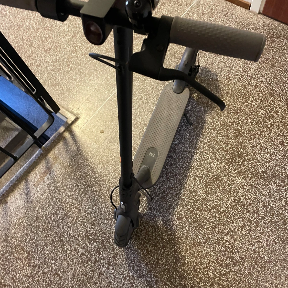 Säljer en svart elsparkcykel från Xiaomi den köptes för 4 månader  kvitto finns kartongen finns jag köpte den för 4 500 kr   - 1